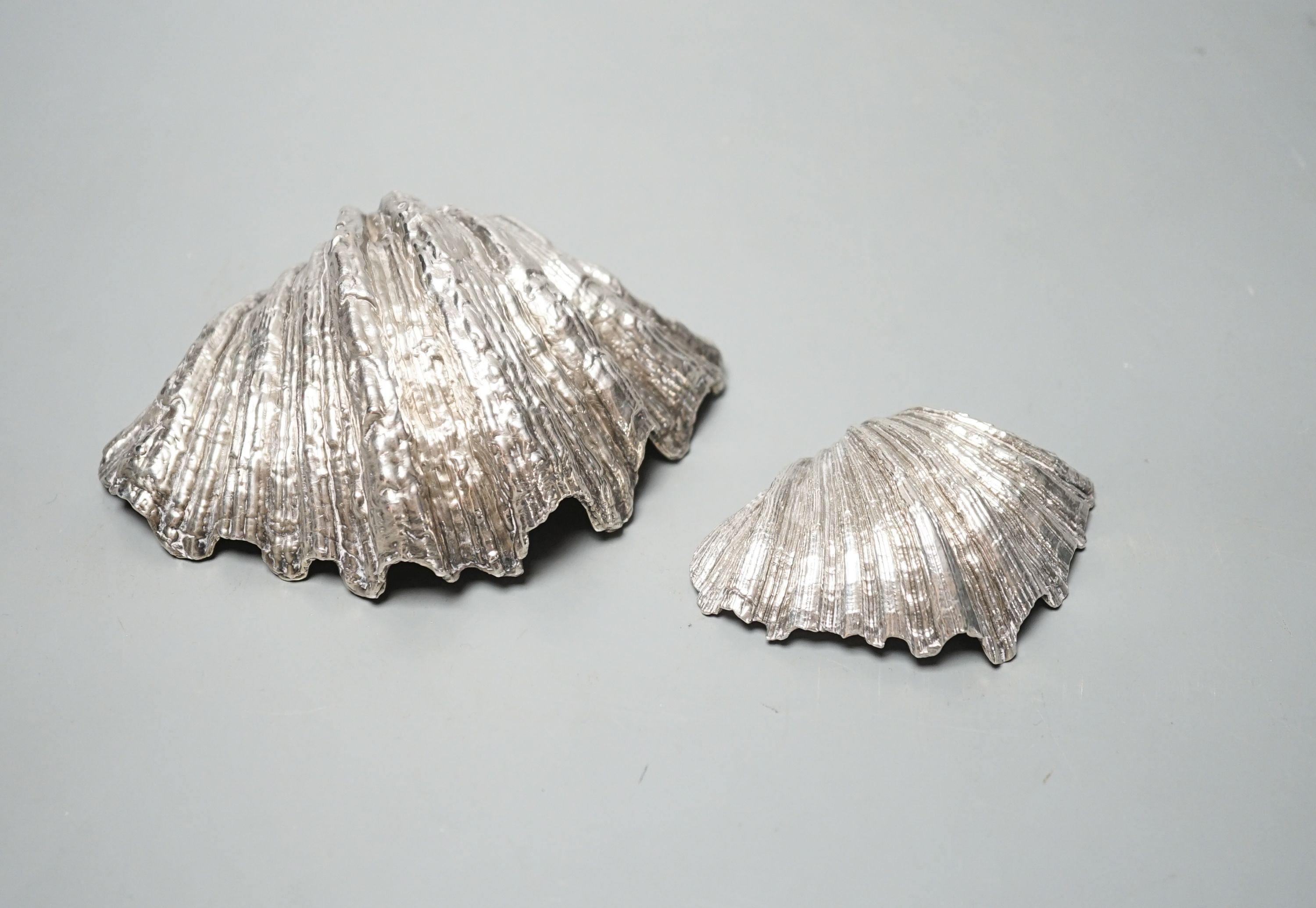 Two modern cast silver shell dishes, Patricia Jean Hamilton, London, 1991, largest 12.9cm, 18.5oz.